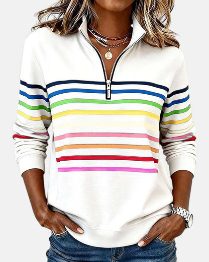 Femme en sweat zippé à rayures arc-en-ciel
