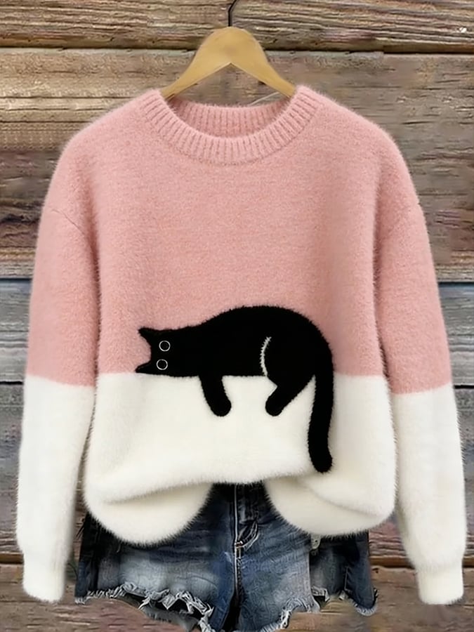 Femme portant pull tricot motif chat endormi