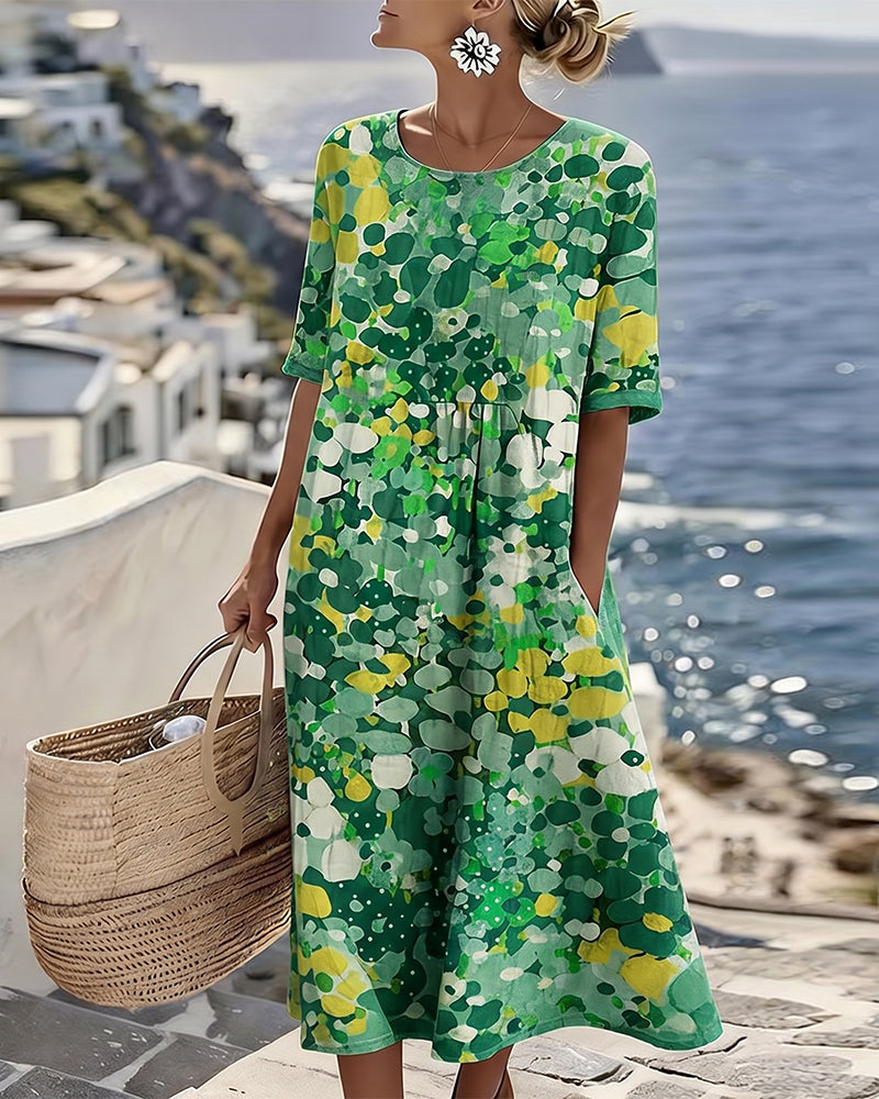 Robe midi florale à coupe évasée portée par une femme