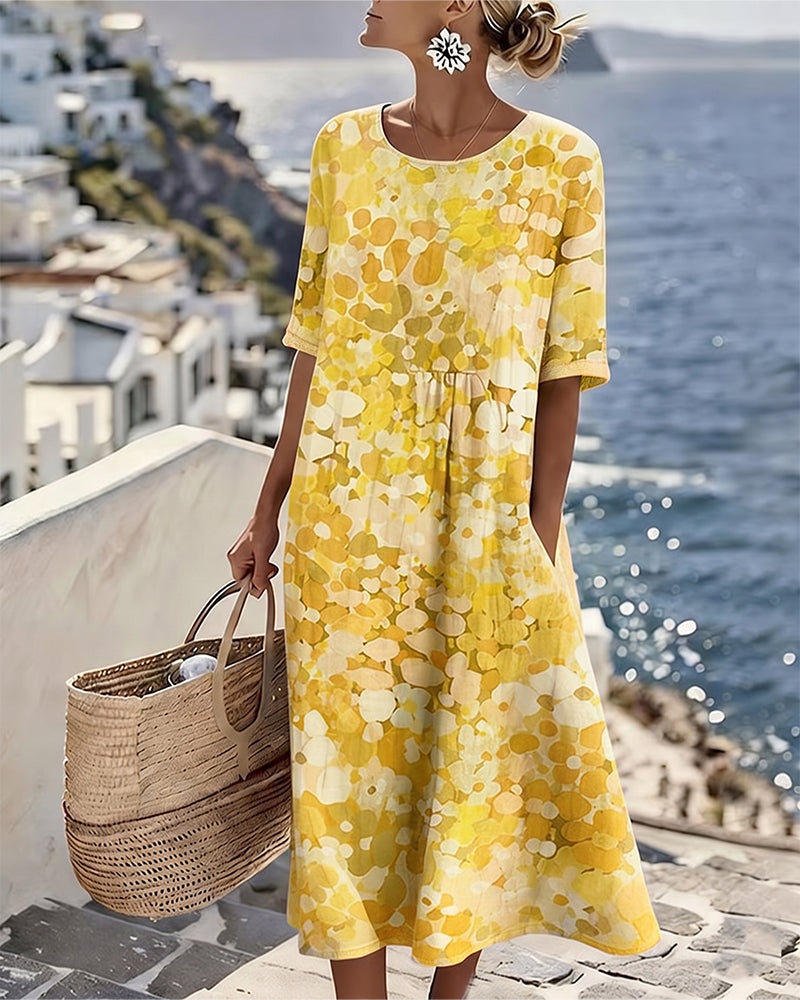 Robe midi florale à coupe évasée portée par une femme