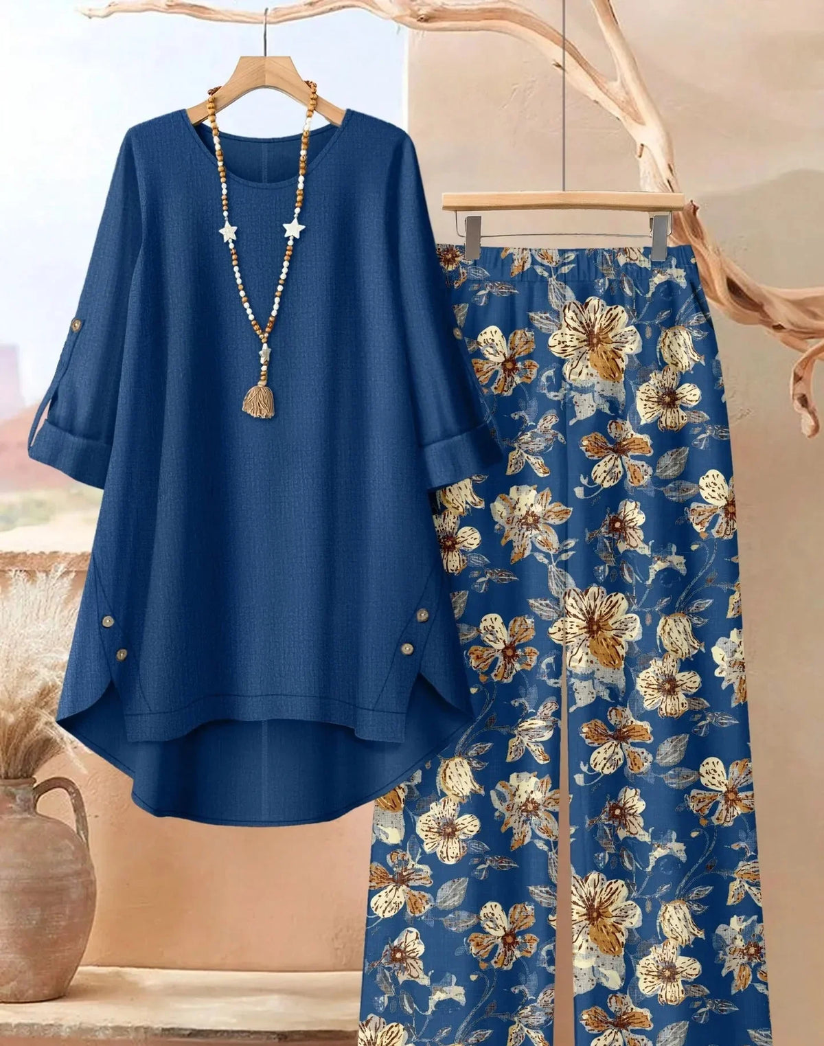 Femme en ensemble tunique et pantalon large à motif feuilles
