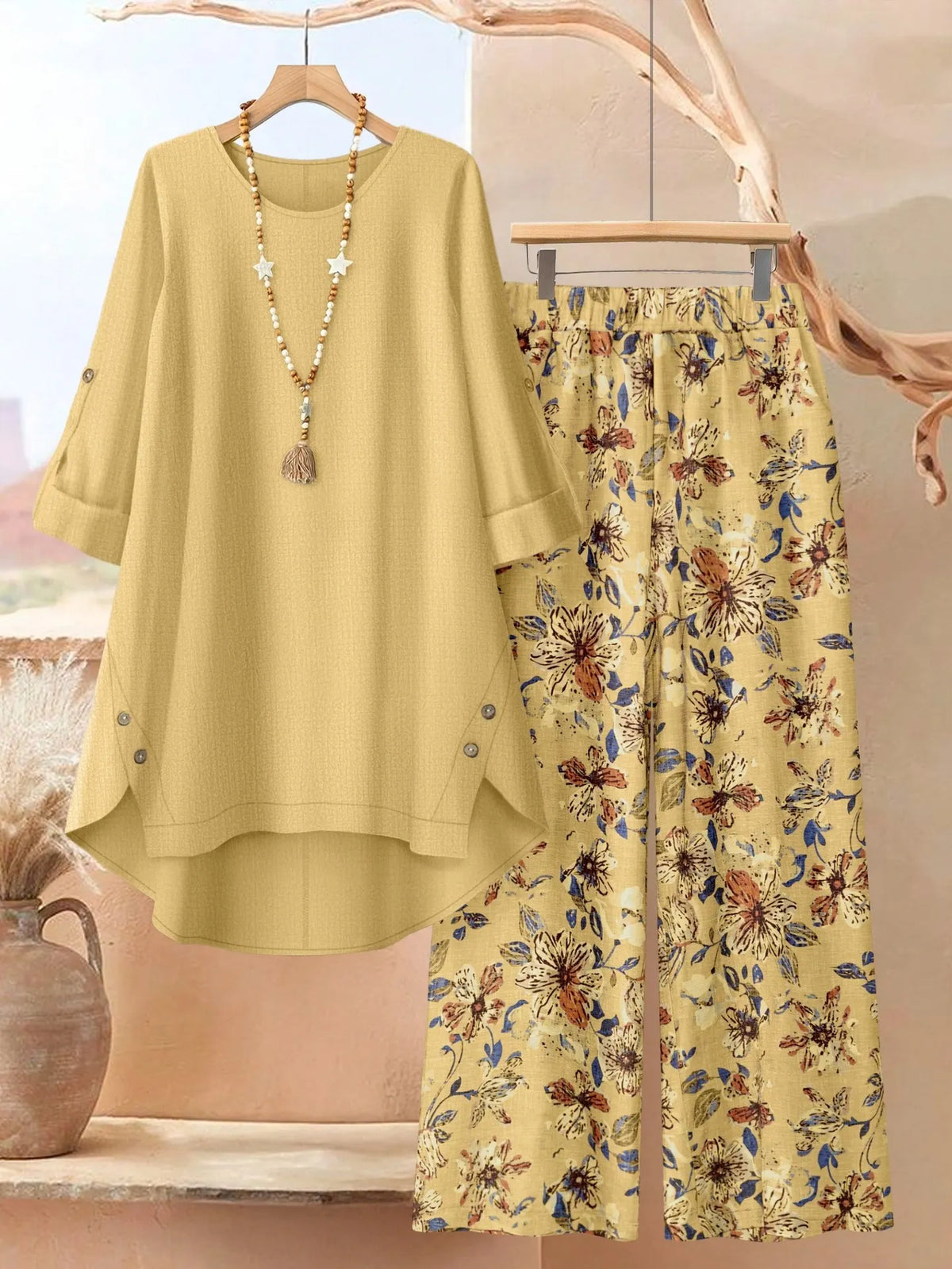 Femme en ensemble tunique et pantalon large à motif feuilles