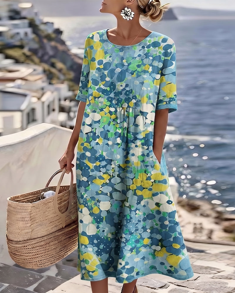 Robe midi florale à coupe évasée portée par une femme