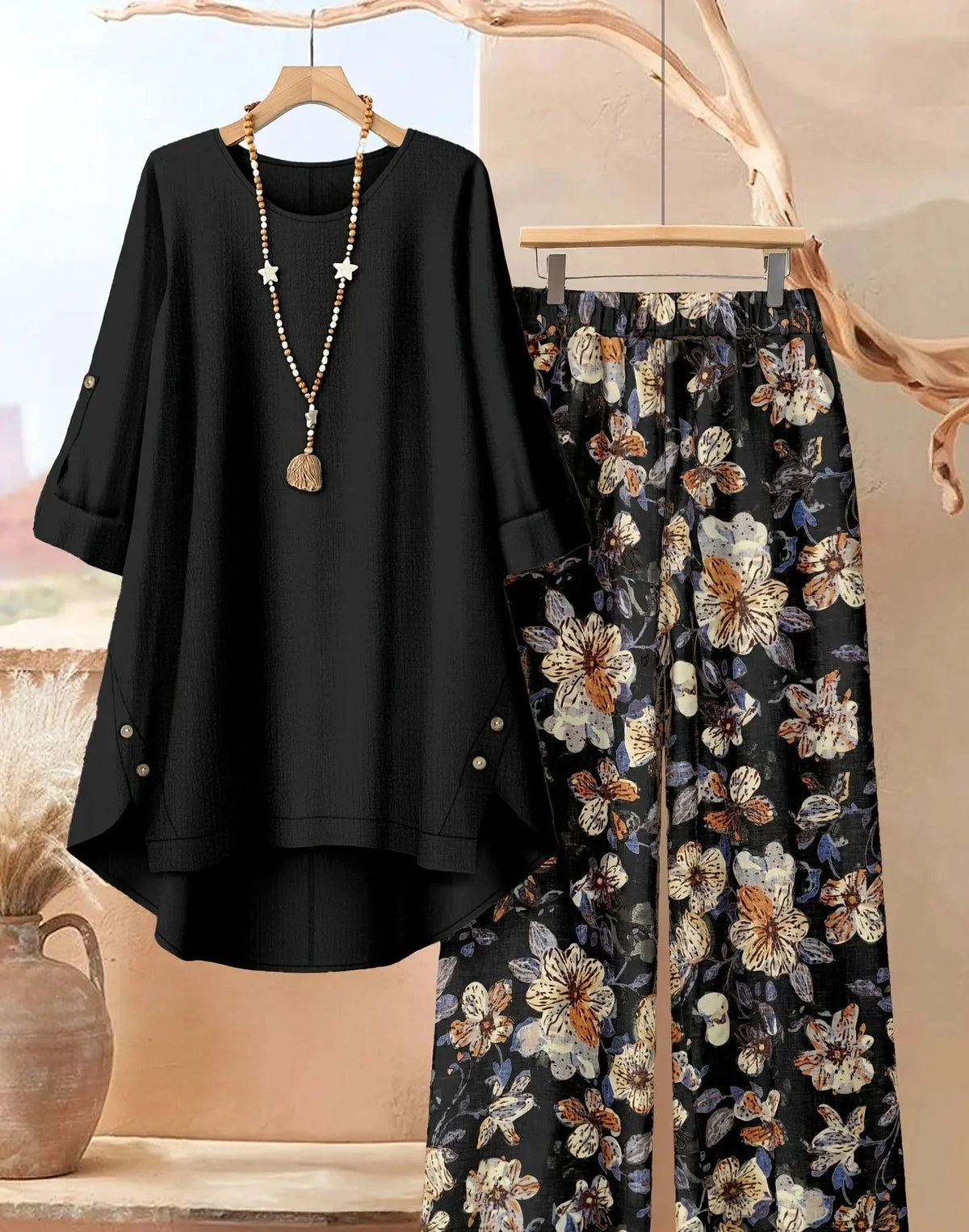 Femme en ensemble tunique et pantalon large à motif feuilles