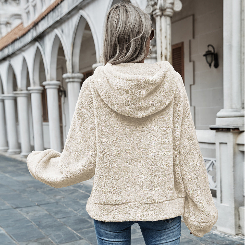 Femme portant un pull à capuche abricot en peluche