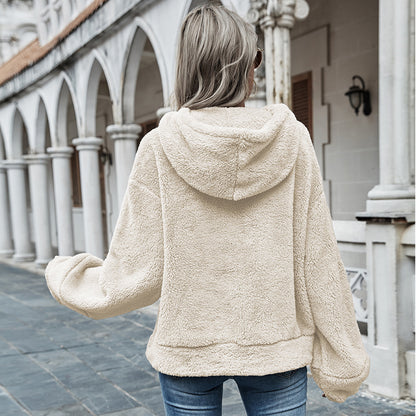 Femme portant un pull à capuche abricot en peluche