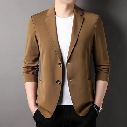Homme portant une veste cardigan en maille à col cranté