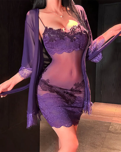 Femme portant un ensemble de nuit en dentelle