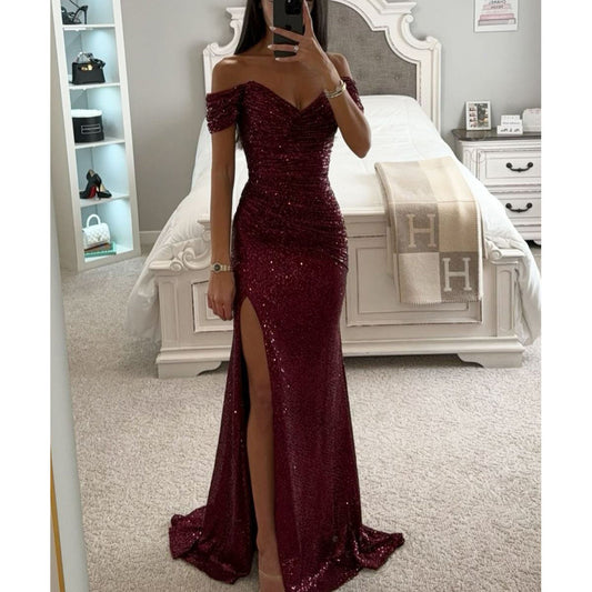 Femme portant robe longue à paillettes épaules dénudées