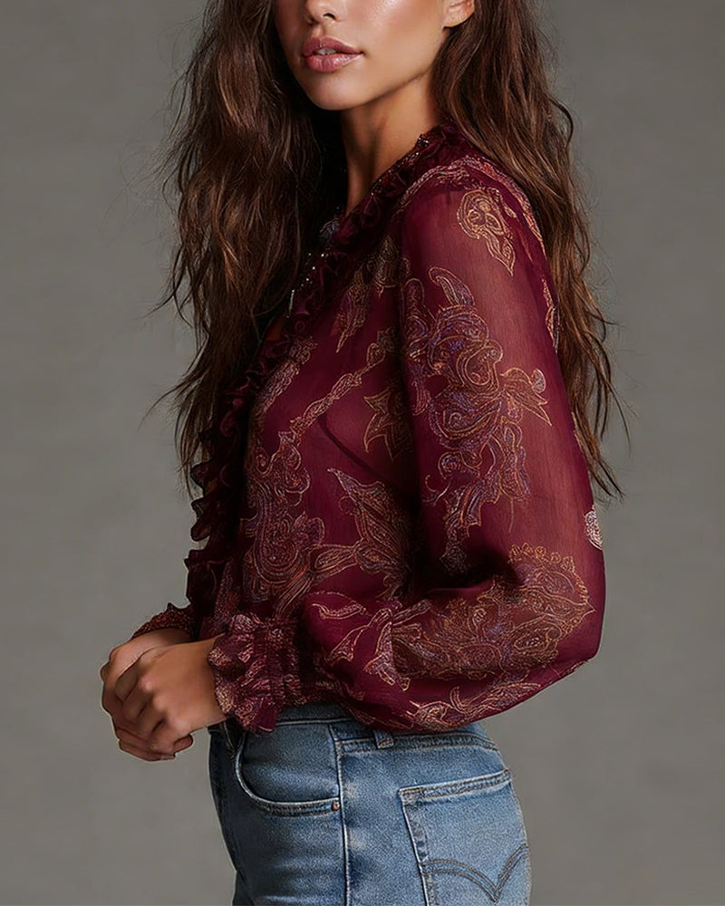 Femme portant blouse col V à volants vintage