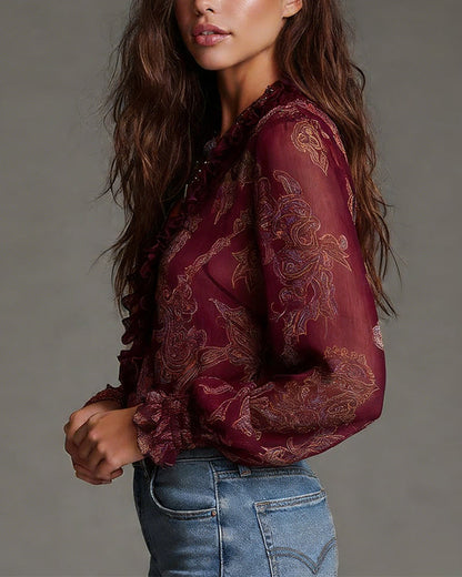 Femme portant blouse col V à volants vintage