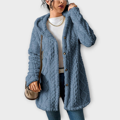 Femme en veste à capuche texturée d’hiver coupe décontractée