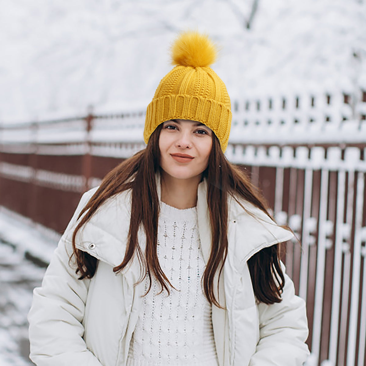 Bonnet femme doublé satin avec pompon fausse fourrure