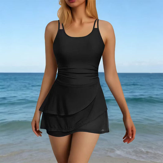 Femme portant un maillot de bain gainant à deux bretelles
