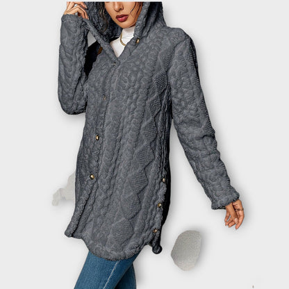 Femme en veste à capuche texturée d’hiver coupe décontractée
