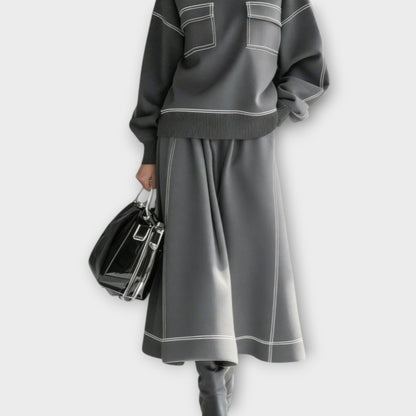 Femme portant ensemble 2 pièces gris charbon avec jupe midi
