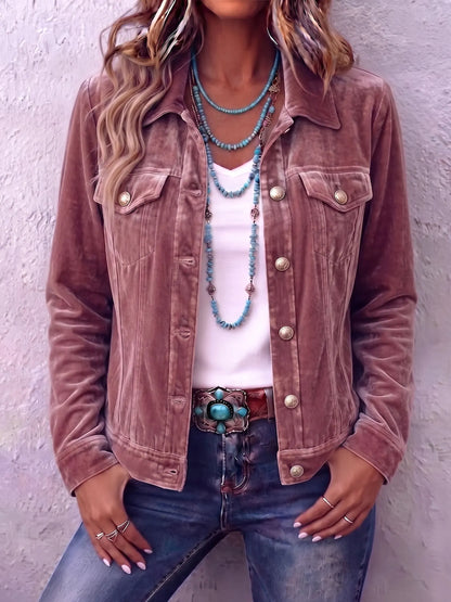 Femme portant une veste boutonnée délavée au style vintage