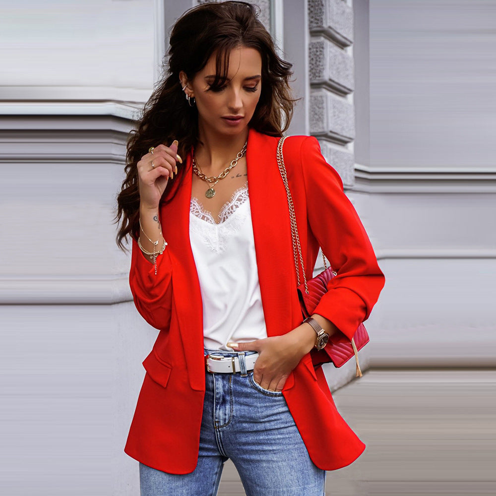 Femme portant un blazer ample de couleur unie