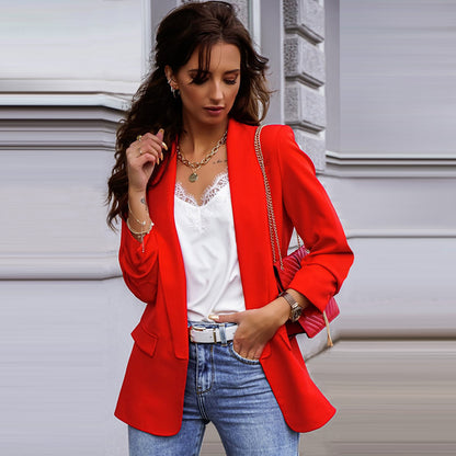 Femme portant un blazer ample de couleur unie