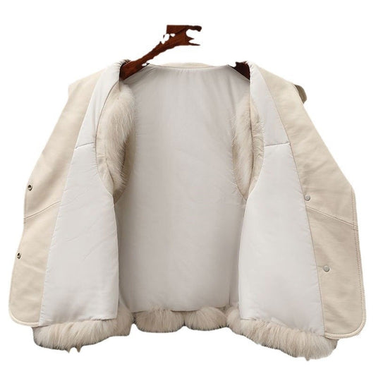 Veste courte fausse fourrure patchwork femme sur fond neutre