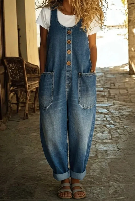 Femme portant une combinaison vintage à coupe ample
