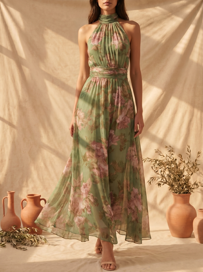 Femme en robe longue fleurie col halter taille cintrée