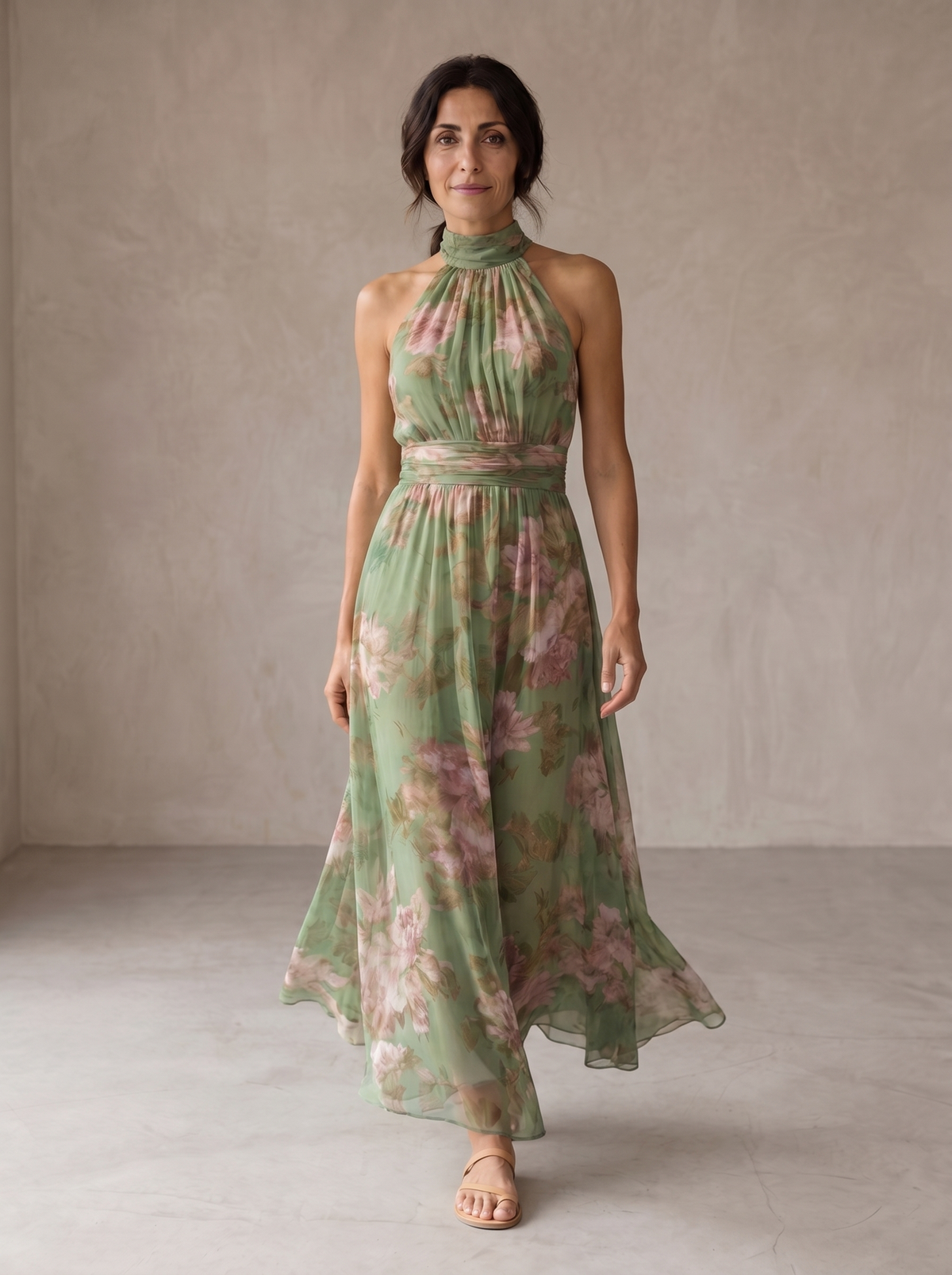 Femme en robe longue fleurie col halter taille cintrée
