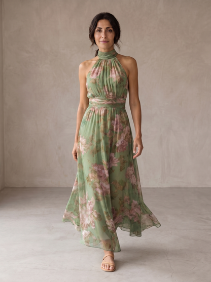 Femme en robe longue fleurie col halter taille cintrée