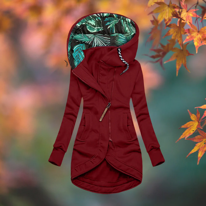 Femme en manteau coupe-vent à capuche doublé