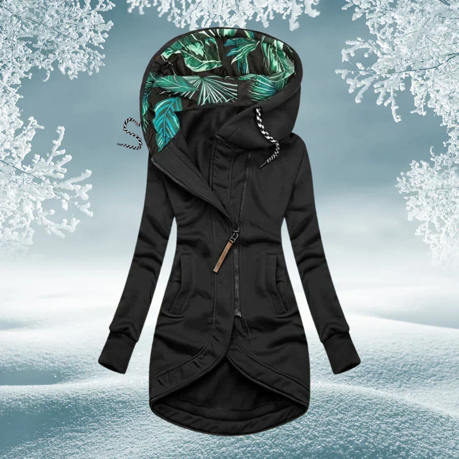 Femme en manteau coupe-vent à capuche doublé