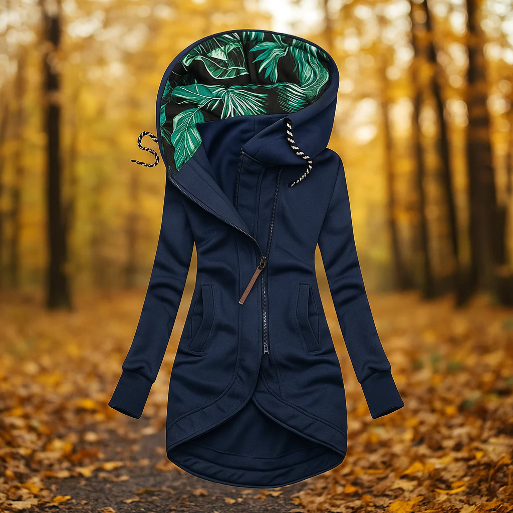Femme en manteau coupe-vent à capuche doublé