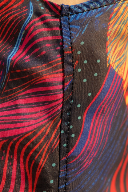 Femme portant une robe maxi multicolore à empiècement transparent