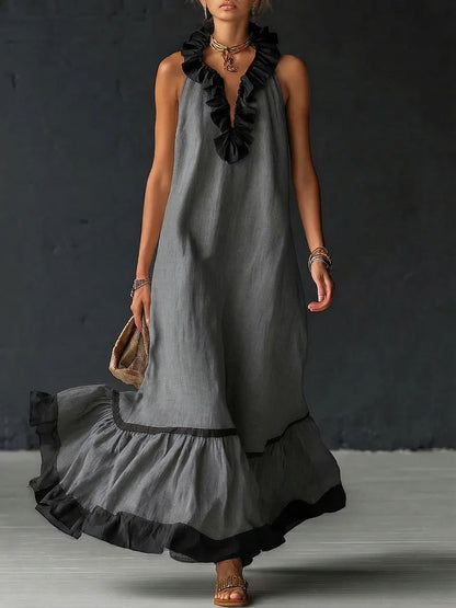 Femme portant une robe maxi color-blocking à volants