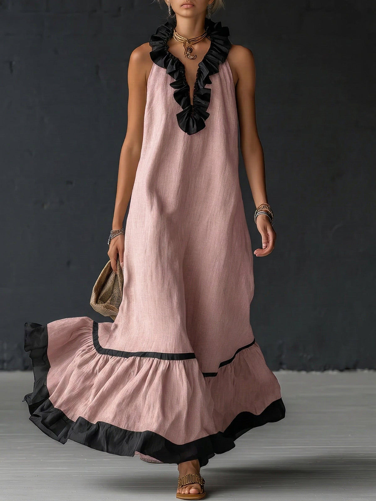 Femme portant une robe maxi color-blocking à volants