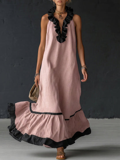 Femme portant une robe maxi color-blocking à volants