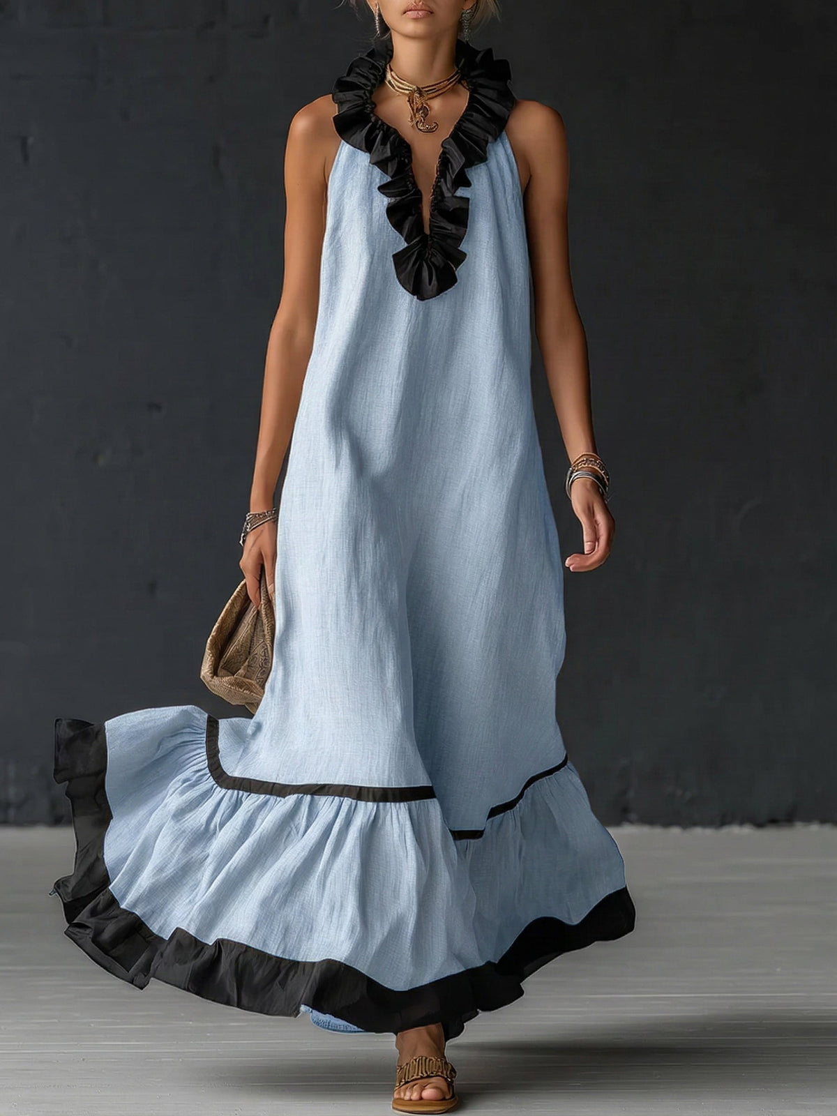 Femme portant une robe maxi color-blocking à volants
