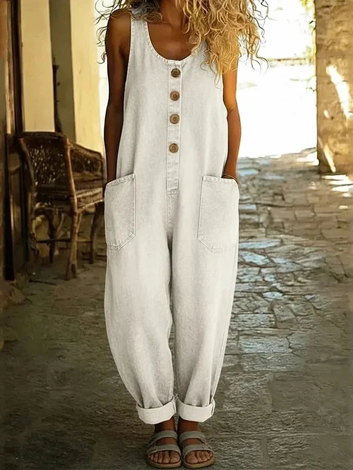 Femme portant une combinaison vintage à coupe ample