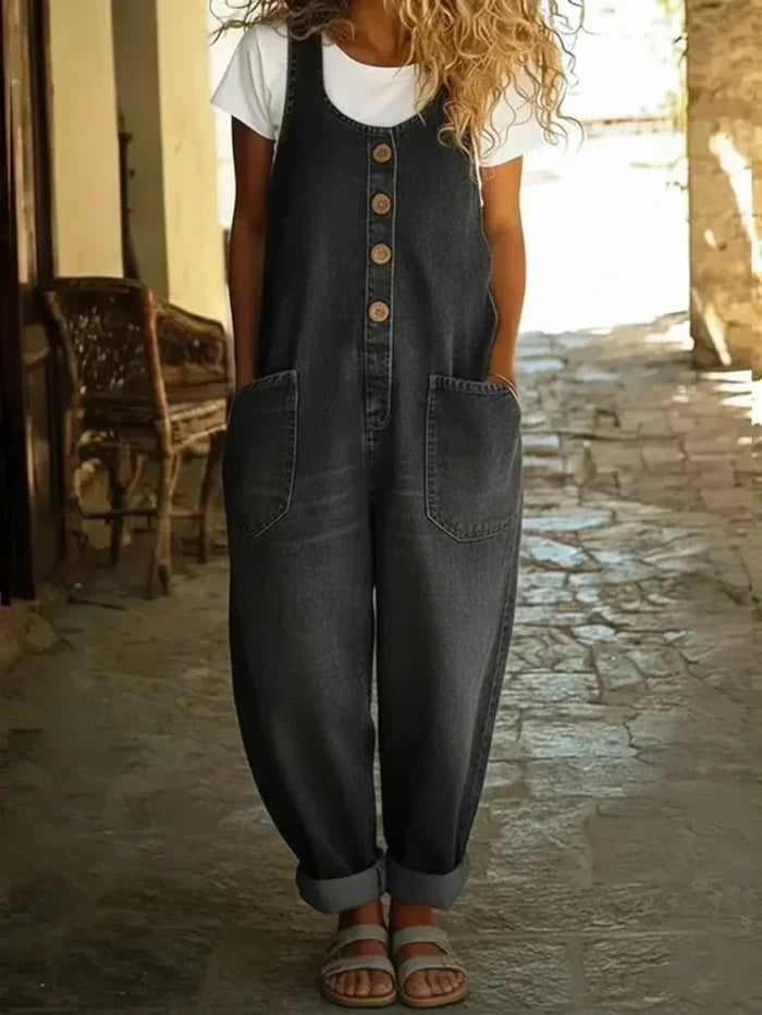 Femme portant une combinaison vintage à coupe ample