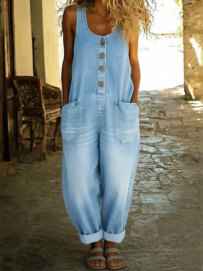 Femme portant une combinaison vintage à coupe ample