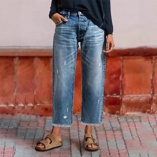 Femme portant un jean droit cropped délavé bleu