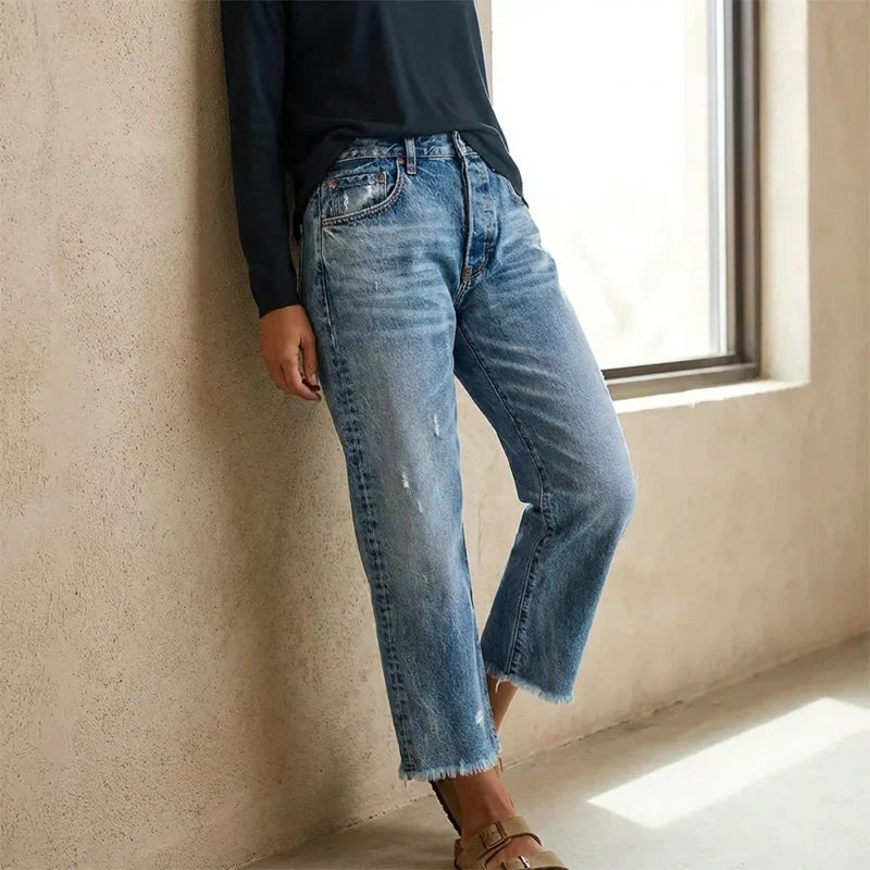 Femme portant un jean droit cropped délavé bleu