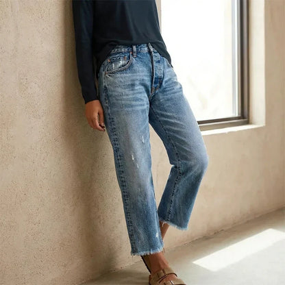 Femme portant un jean droit cropped délavé bleu