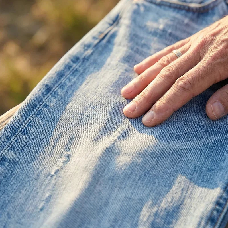Femme portant un jean droit cropped délavé bleu