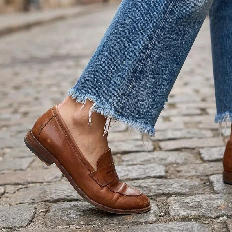 Femme portant un jean droit cropped délavé bleu